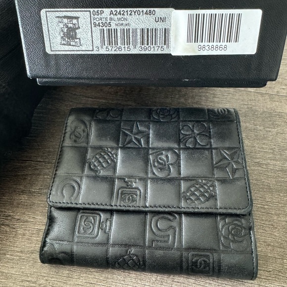 Chanel Icon Quilted Compact Wallet 🖤 - Picture 7 of 10